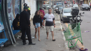Moradores de Itapevi dizem viver abandono diário entre lixo nas calçadas, ruas esburacadas e insegurança