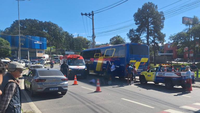 Travessia perigosa na rotatória de Itapevi causa acidente grave com pessoa em cadeira de rodas