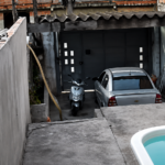 Moradora joga balde com fezes e urina em casa de vizinha após pedido para baixar o som em Itapevi